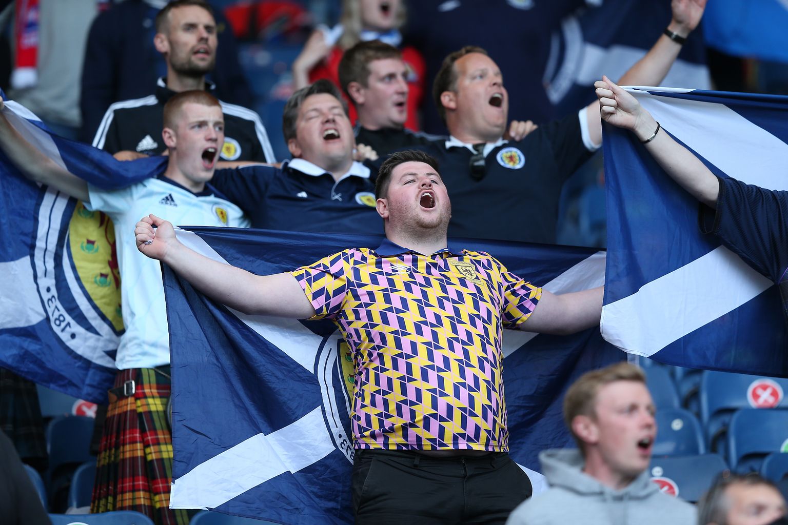Šotimaa jalkafännid oma meeskonnale staadionil kaasa elamas.