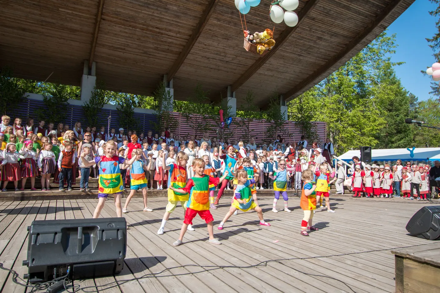 Saarde valla kultuuri tähtsündmus 2016 oli Pärnumaa laste laulupidu „Reis pilvelaeval”, mis tõi suveaeda paar tuhat muusikahuvilist.