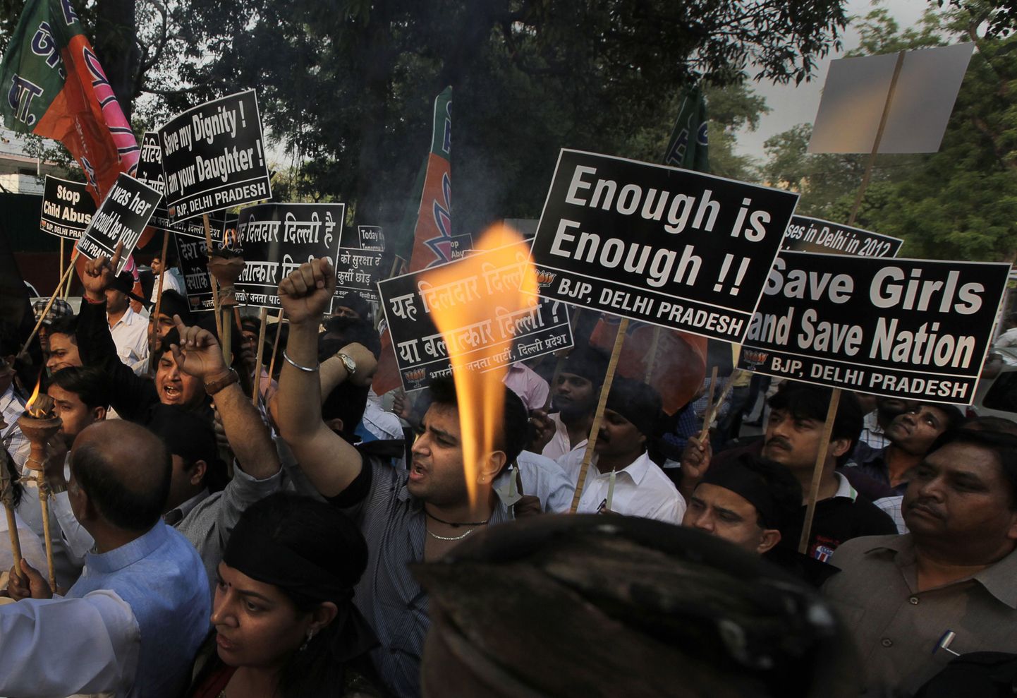 India opsitsioonipartei Bharatiya Janata aktivistid vägistamiste vastu suunatud meeleavaldusel New Delhis.