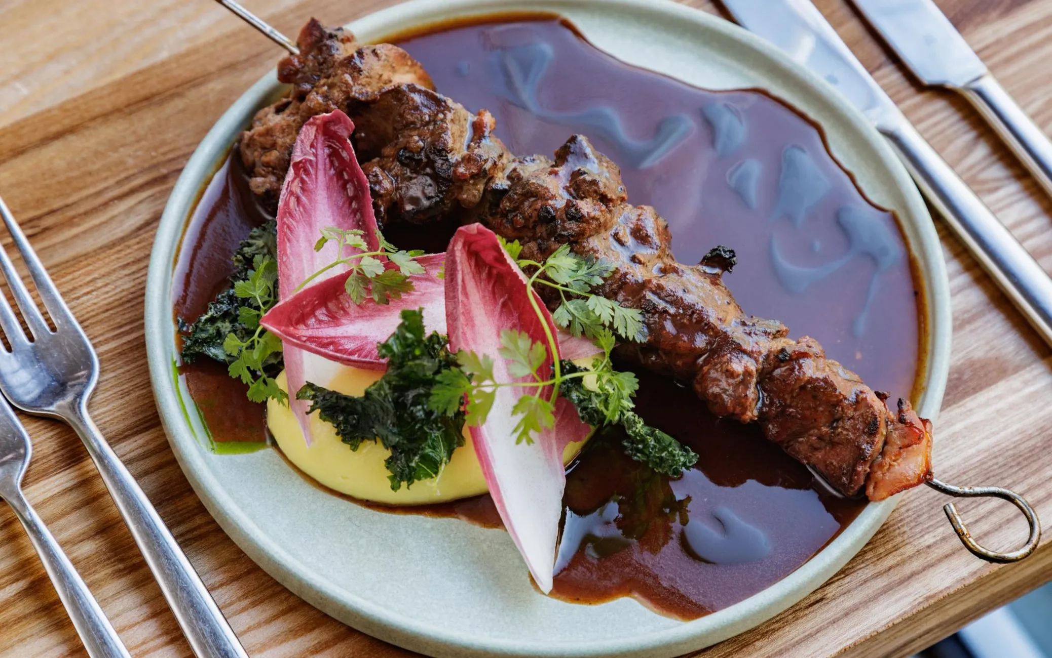 Suitsuse ja aasiapärase mekiga: grillitud kanamaksavardad, lisandiks punaveinikaste ja kartulipuder. FOTO: Mihkel Maripuu