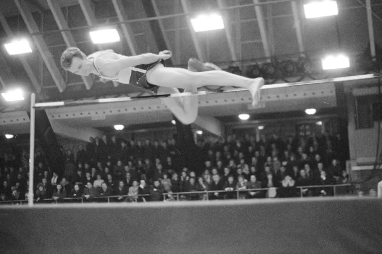 Rullhüppe stiilinäide – Jüri Tarmak hüppel Kalevi spordihallis (1960. aastad).