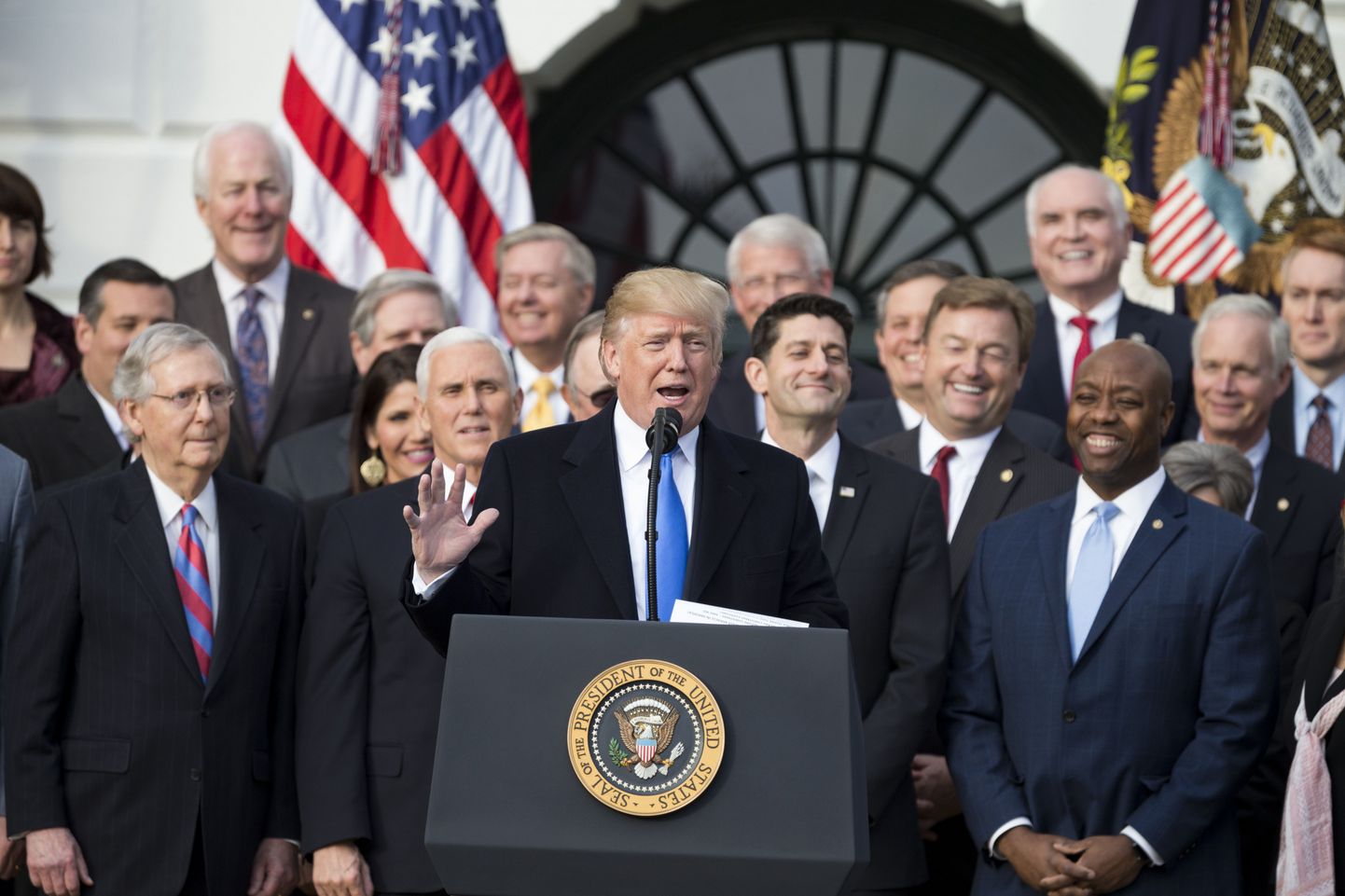 USA president Donald Trump vabariiklastega maksureformi tähistamas. Temast vasakul asepresident Mike Pence, vasakul esindajatekoja spiiker Paul Ryan.