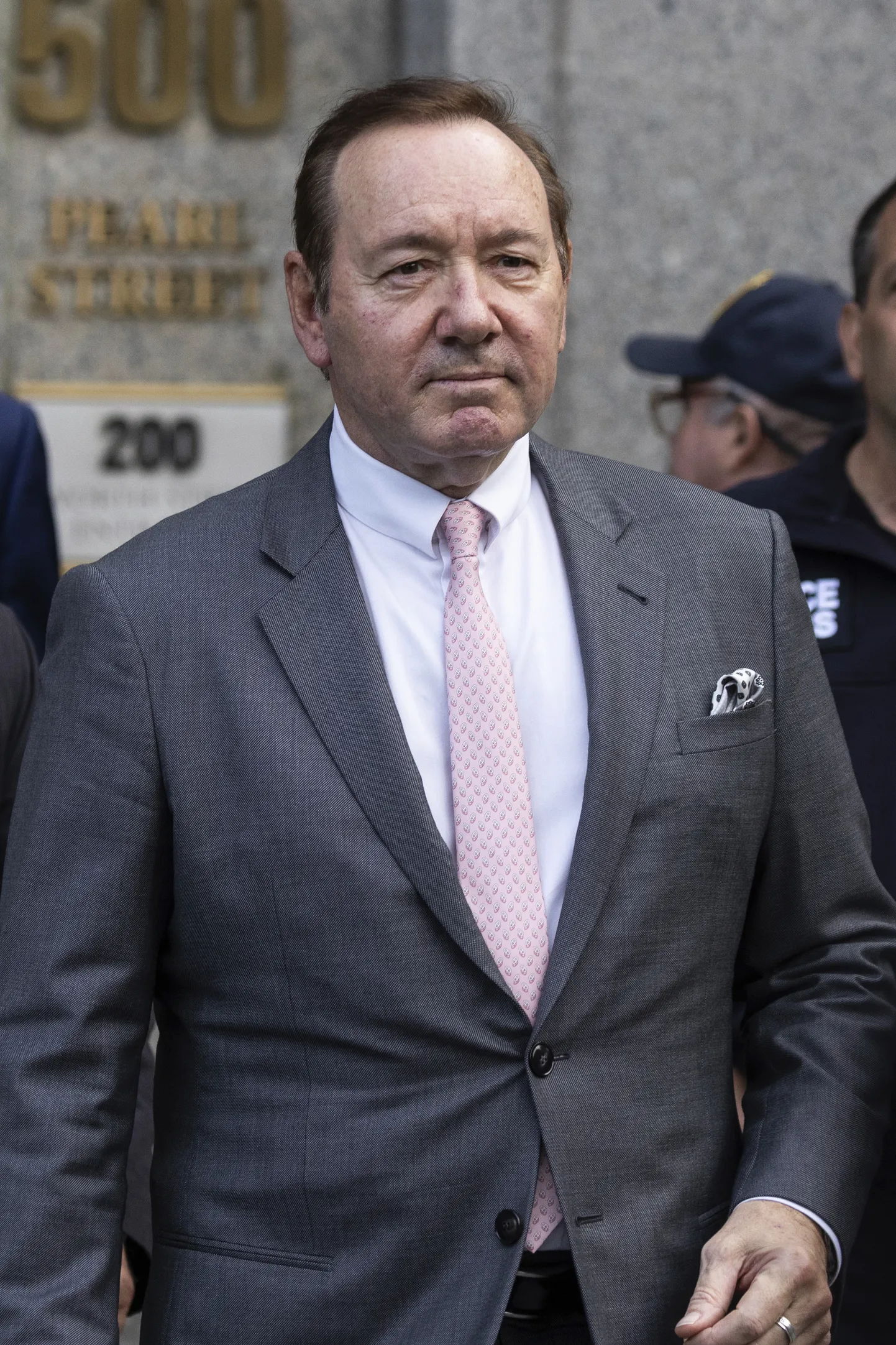 Näitleja Kevin Spacey kohtust lahkumas.