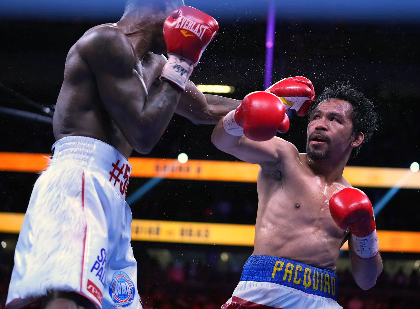 Manny Pacquiao (paremal) tänavu augustis kergkeskkaalu tiitlimatšis Yordenis Ugasiga. 12-raundilise matši võitis Ugas.