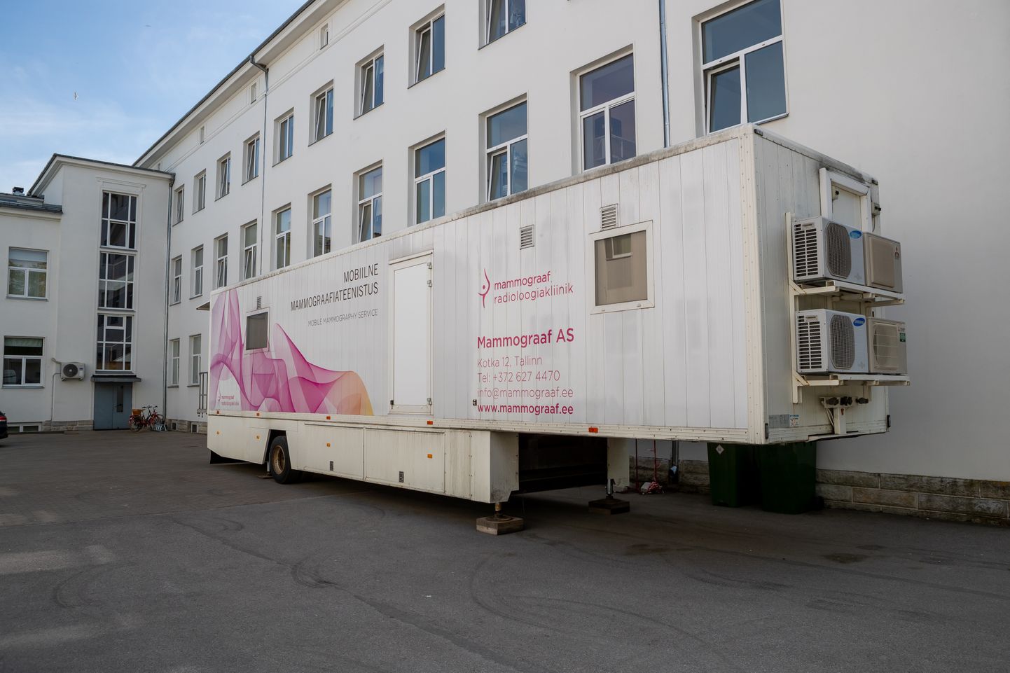 Mammograafiatreiler peatub Kuressaare haigla perearstikeskuse korpuse juures parklas Aia 25.