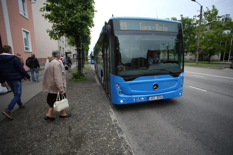 Täna hakkas Pärnu linna- ja lähiliinidel kehtima elektroonsel bussikaardil põhinev piletisüsteem ja linnas alustavad sõitu uued helesinised valgete pärnaõitega dekoreeritud bussid.