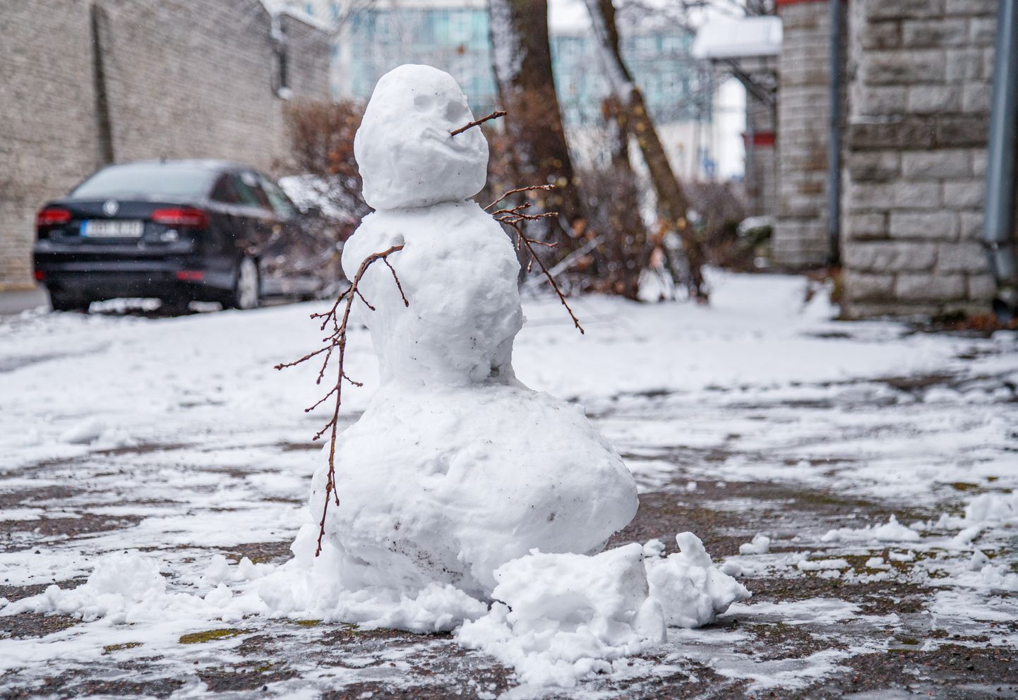 Eelmisel aastal esimesest lumest tehtud lumememm.