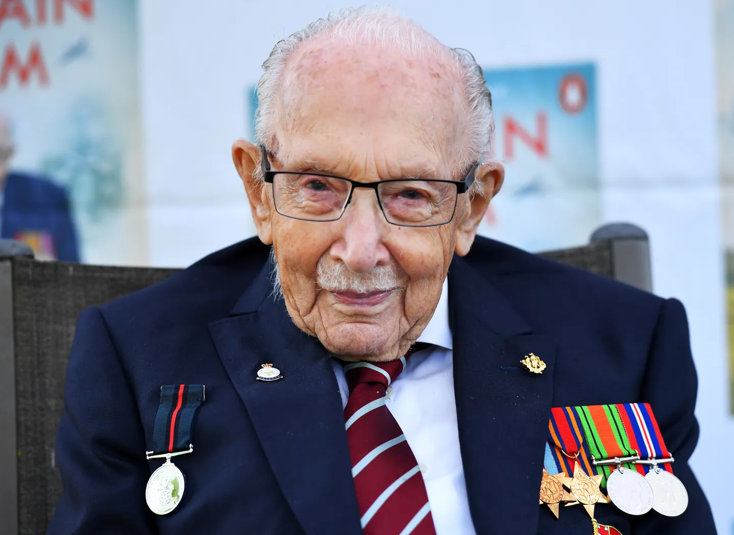 Sir Tom Moore lasi sügisel välja elulooraamatu.