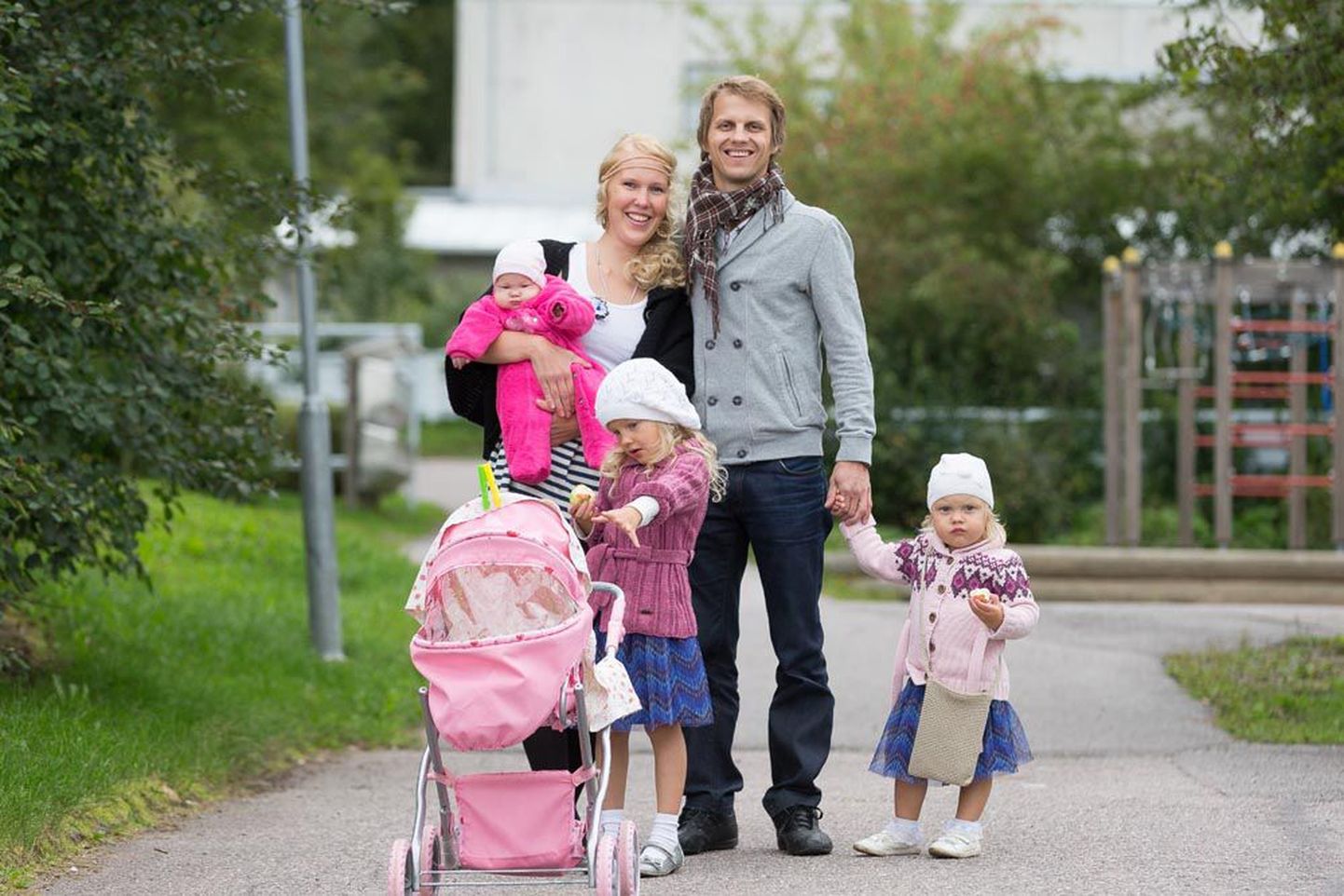 Mitte ainult ema Pilleriin Täht ja isa Andro Sõber ei kipu Soomest koju tagasi, vaid ka pere vanim tütar Laura (keskel) eelistab elada Eestis. Pildil ema süles pesamuna Loreen ja isa käekõrval keskmine tütar Lenna.