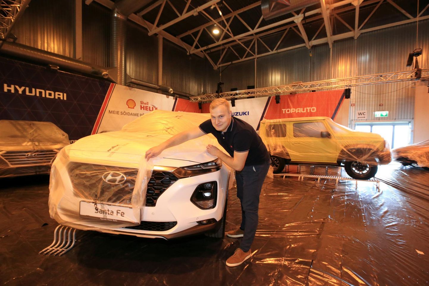 Tartu Näituste projektijuht Henrik Urbel kergitas eile katet Baltimaades esmaesitlusele tulevalt Hyundai Santa Fe-lt. Taamal kile all on peidus roheline Suzuki Jimny.