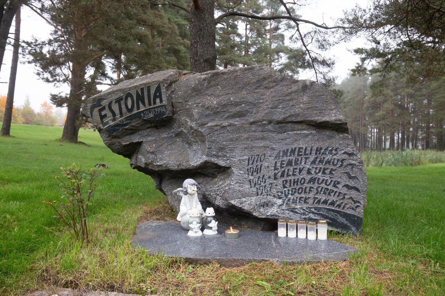 Estonial hukkunute mälestuskivi juures Viljandi Metsakalmistul on süüdatud küünlad.