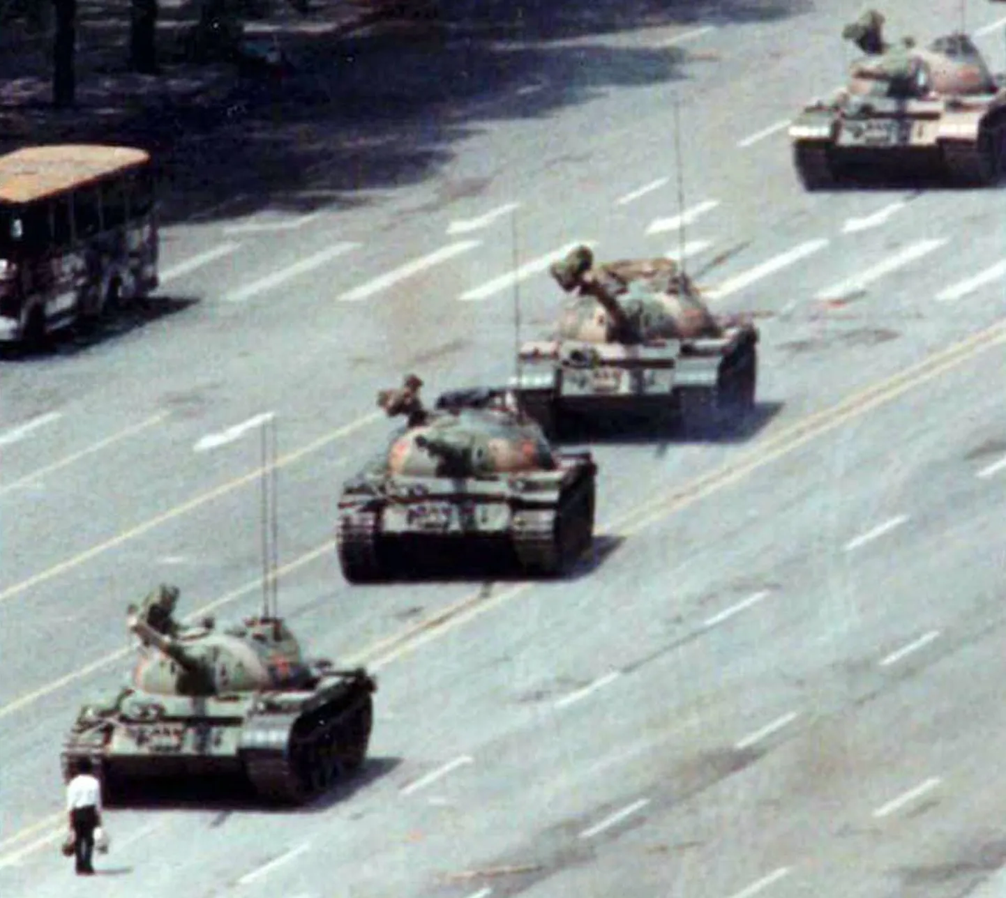 Tiananmeni meeleavalduste kuulsaimal, 5. juunil 1989 tehtud fotol on tundmatu valges särgis mees astunud vastu tankikolonnile. Kolonn peatus ja sõjaväelased viisid mehe minema. Foto on Hiinas endiselt keelatud ning mehe saatus siiani ebaselge. Mõned väidavad, et ta hukati, teised, et ta pages Taiwani.
