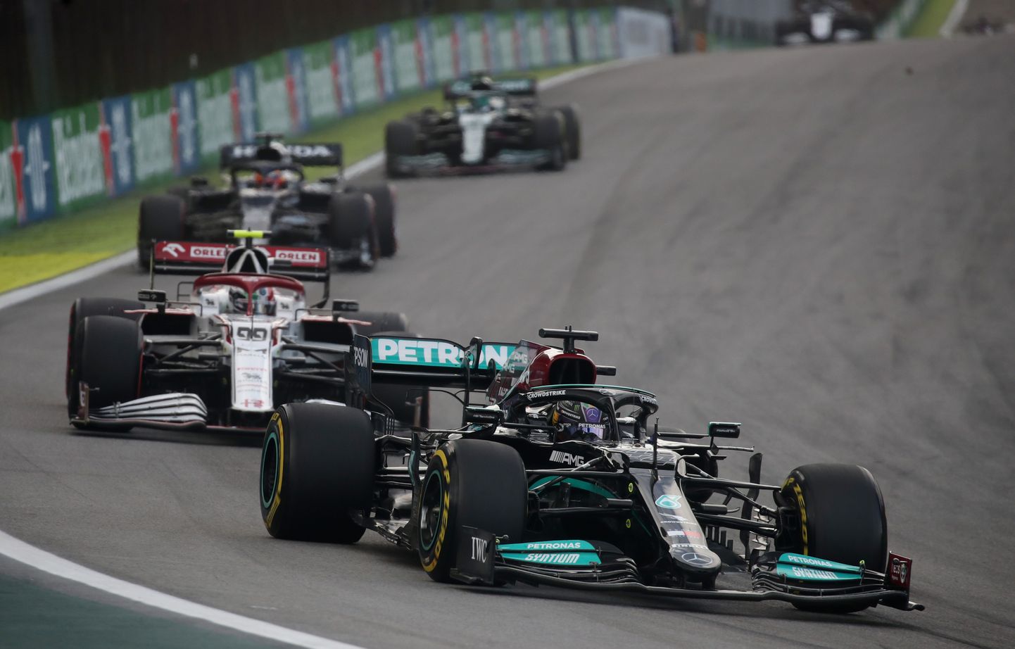 Lewis Hamilton neelas sprindisõidus konkrente nii kuis jaksas ning kerkis viiendaks.