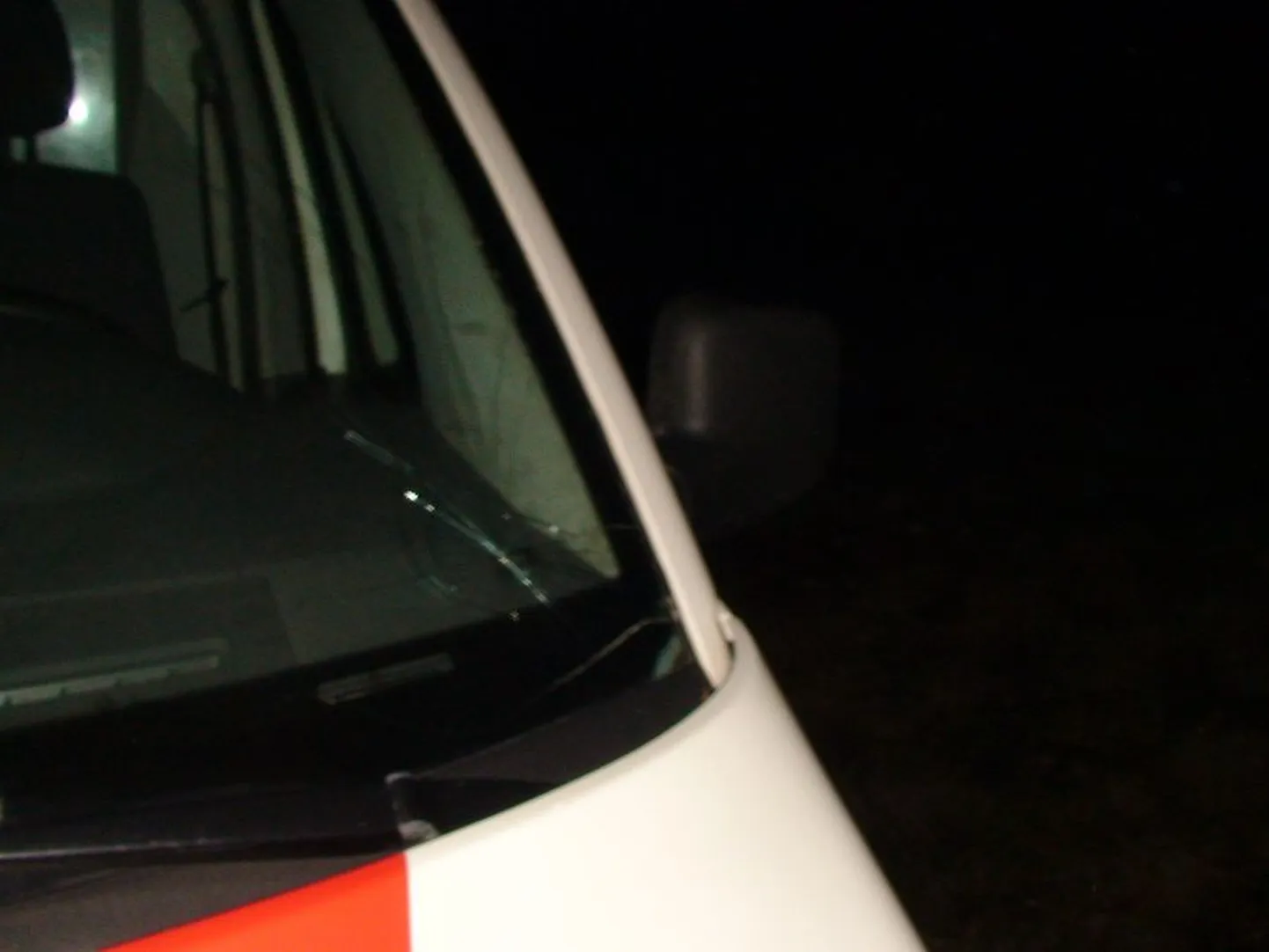 Tartumaal Vara vallas lõi mees viinapudeliga katki kiirabiauto akna.