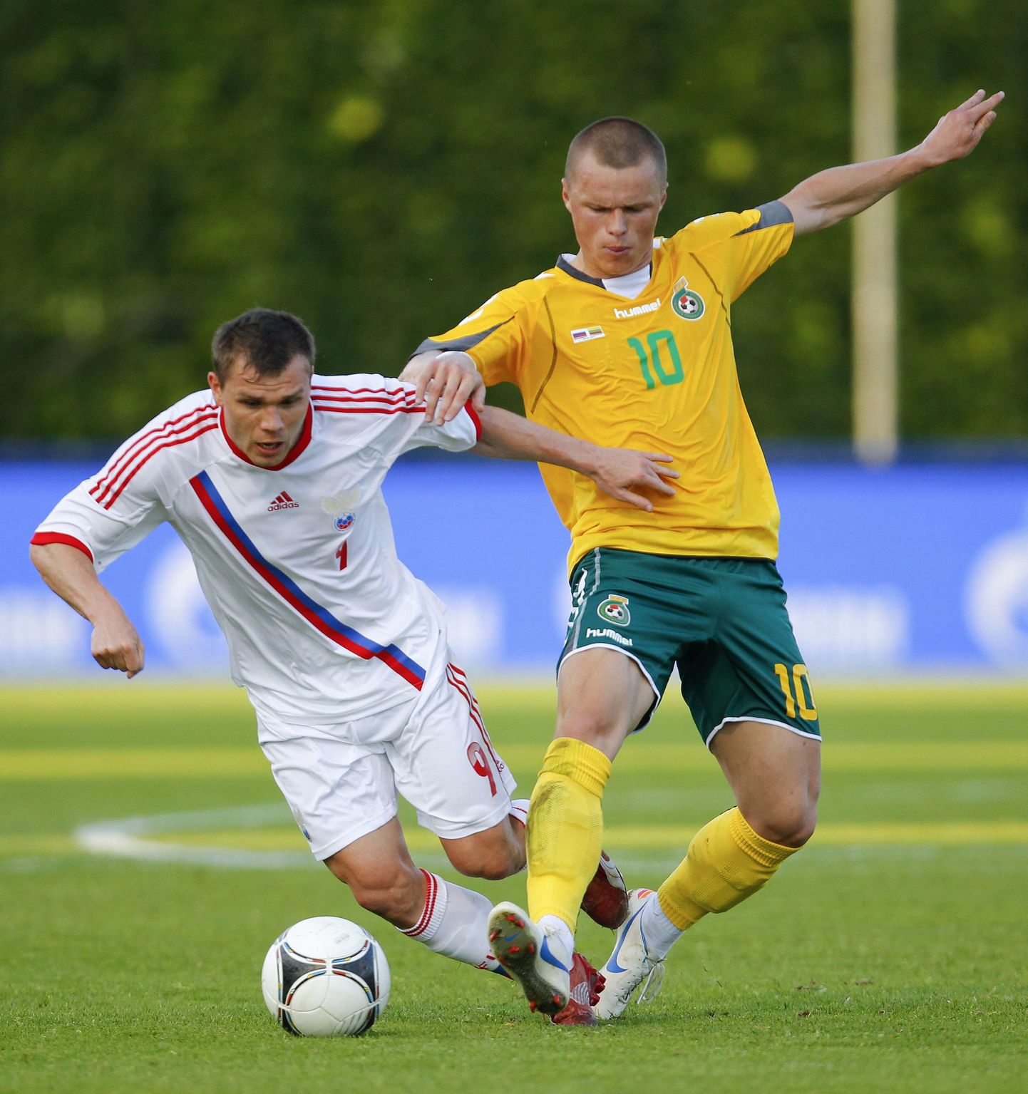 Марат Измайлов в матче сборной России против Литвы (май 2012).