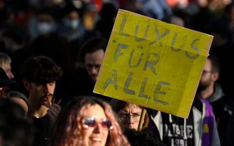Foto tänasest meeleavaldusest: luksus kõigile!