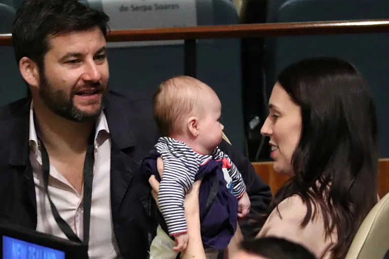 Uus-Meremaa peaminister Jacinda Ardern koos elukaaslase Clarke Geyfordi ja tütar Nevega septembris 2018 New Yorgis ÜRO peaassambleel