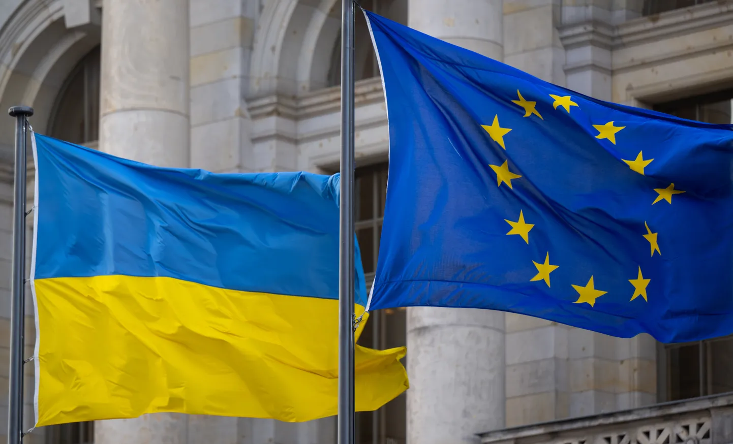 Ukraina ja Euroopa Liidu lipud.