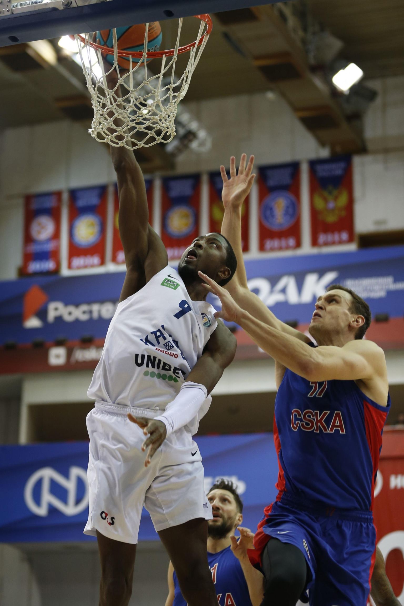 Maurice Kemp (nr 9) mängib üle CSKA sakslasest palluri Johannes Voigtmanni. 