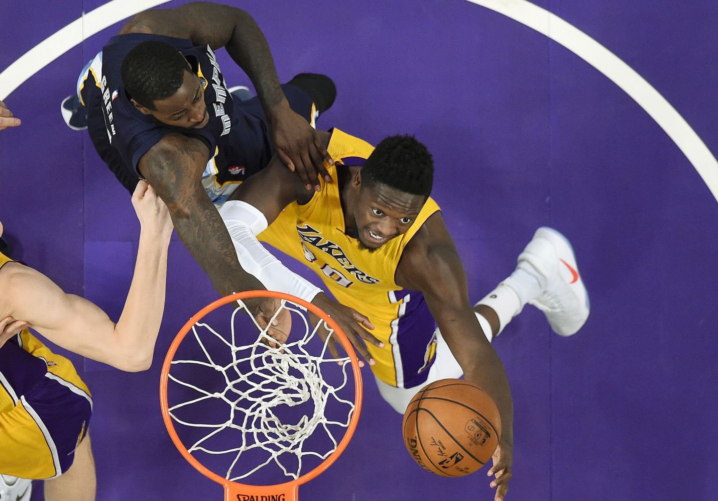Julis Randle (kollases) Los Angeles Lakersi särgis.