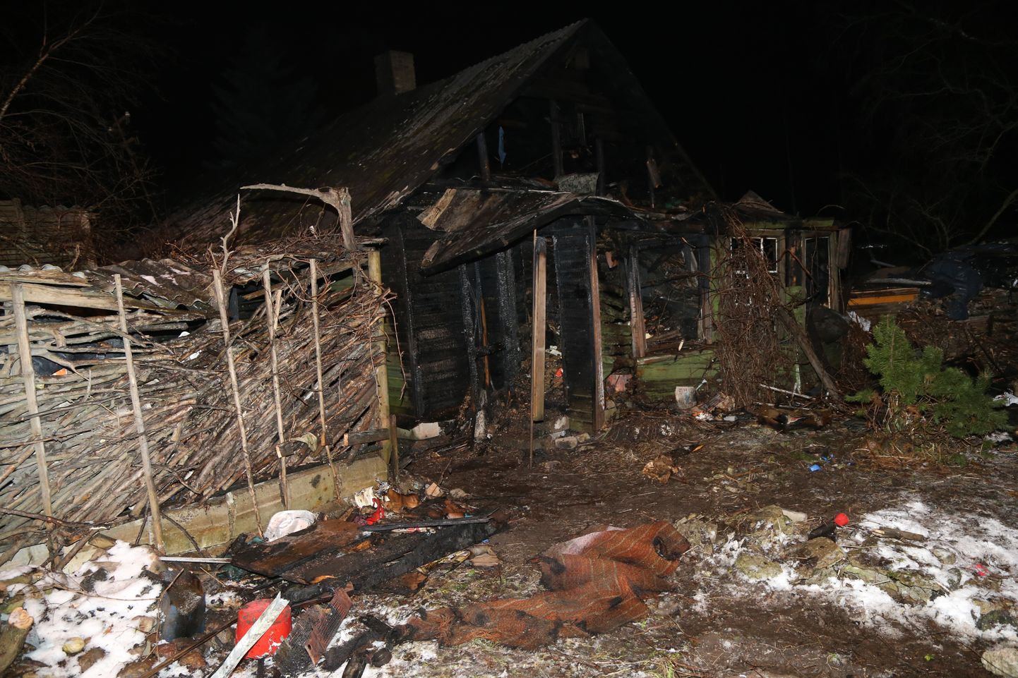 Põlengus hävinud maja Tartu linna serval