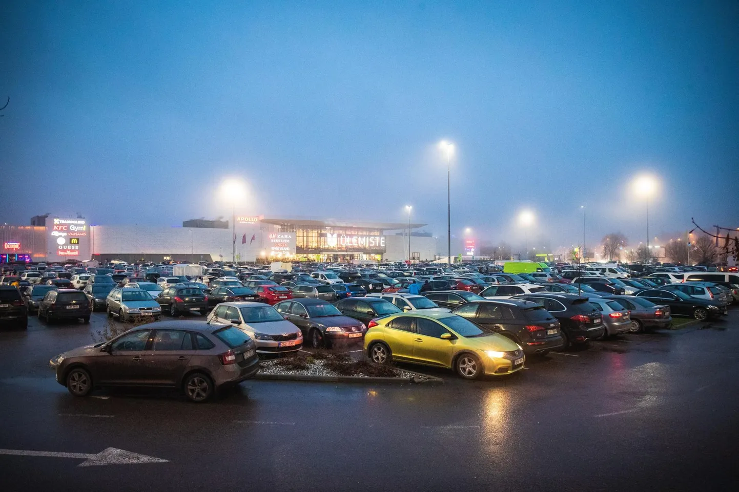 Tallinnas käib koroonapiirangute kiuste ostukeskustes jõuluralli ja inimesed teevad pühadesisseoste. Siin pilgeni täis Ülemiste parkla laupäeval.