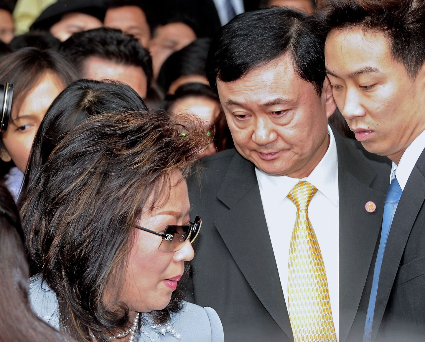 Tai kukutatud peaminister Thaksin Shinawatra ja tema abikaasa Pojaman lahkumas kohtumajast Bangkokis.