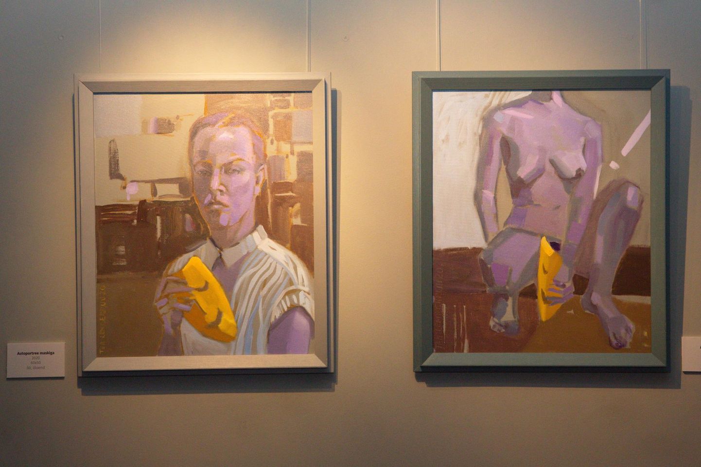 Tea Lemberpuu näitusel Promenaadiviies on «Autoportree maskiga» kõrval «Akt kollase maskiga», mõlemad tänavu maalitud.