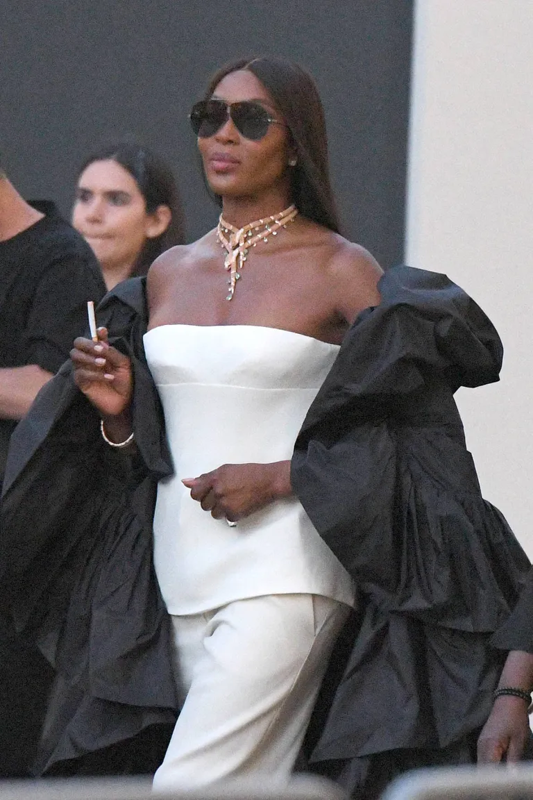 Naomi Campbell võlus kaunite vormide ja minimalistlike toonidega.