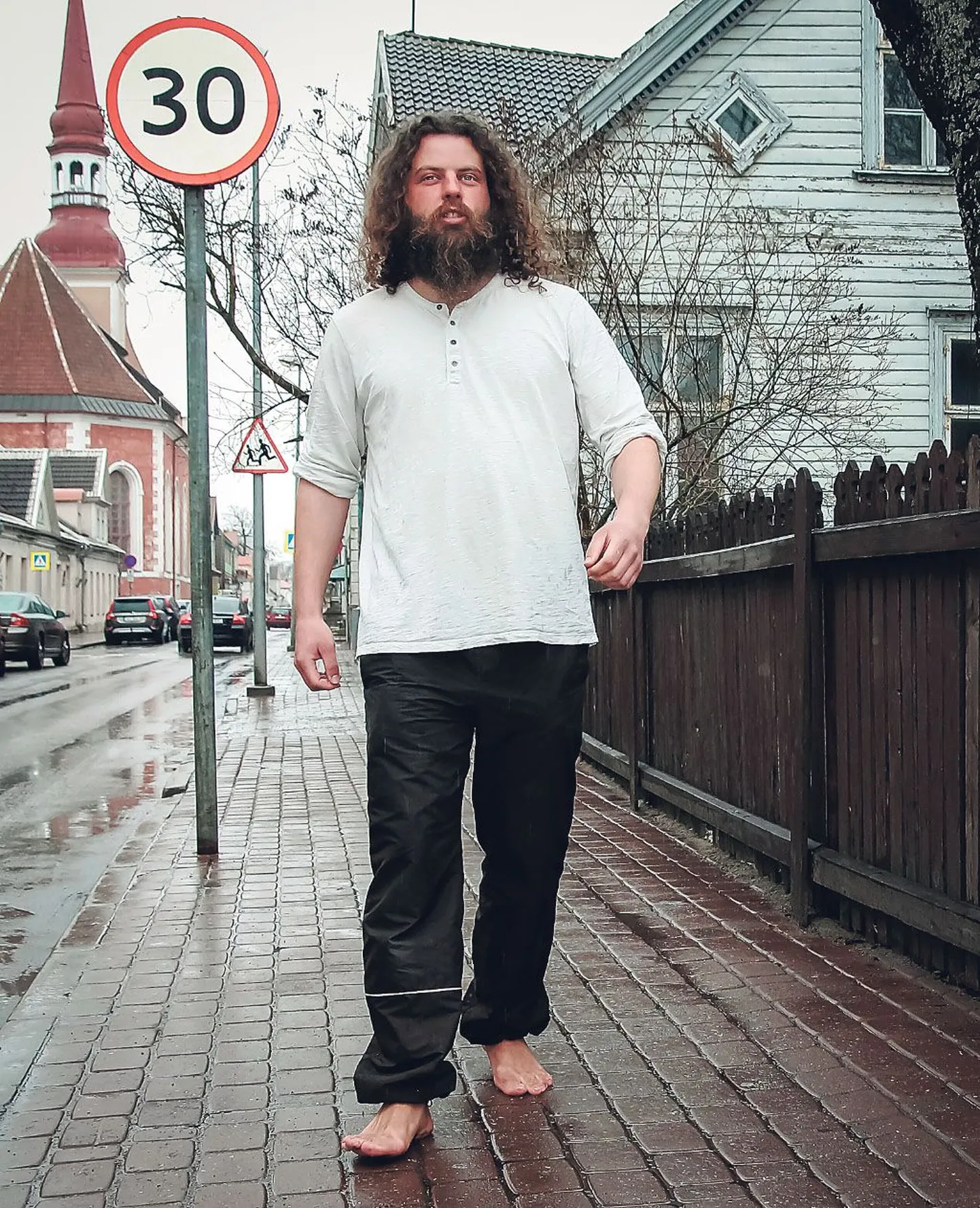 “Ma tean, et see, mida teen, ei ole päris tavaline, aga ma ei ole hull,” ütles Tchey, kelle rännakutel saab silma peal hoida tema veebipäeviku vahendusel aadressil http://www.carnets-virtuels.org/.