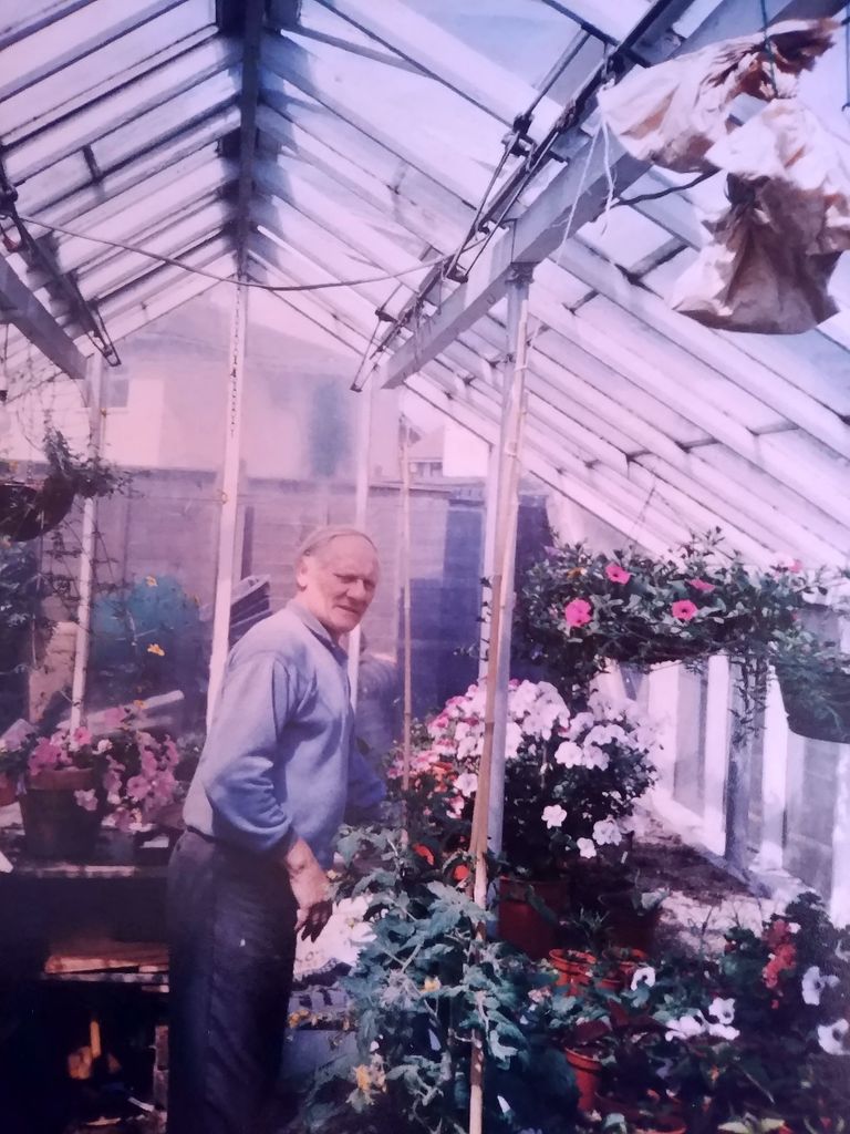 Jason Griffithsi vanaisa Alan Price 1980. aastatel kasvuhoones
