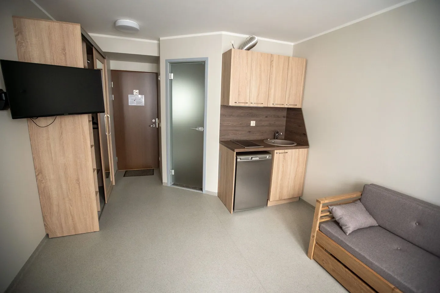 Tartu ülikooli Pepleri tänava ühiselamu stuudiokorter, kus varem said ööbida hostelikülastajad. Hosteli pidamise asemel pakub Tartu ülikooli Üliõpilasküla neid nüüd tudengitele 300 euro eest kuus.