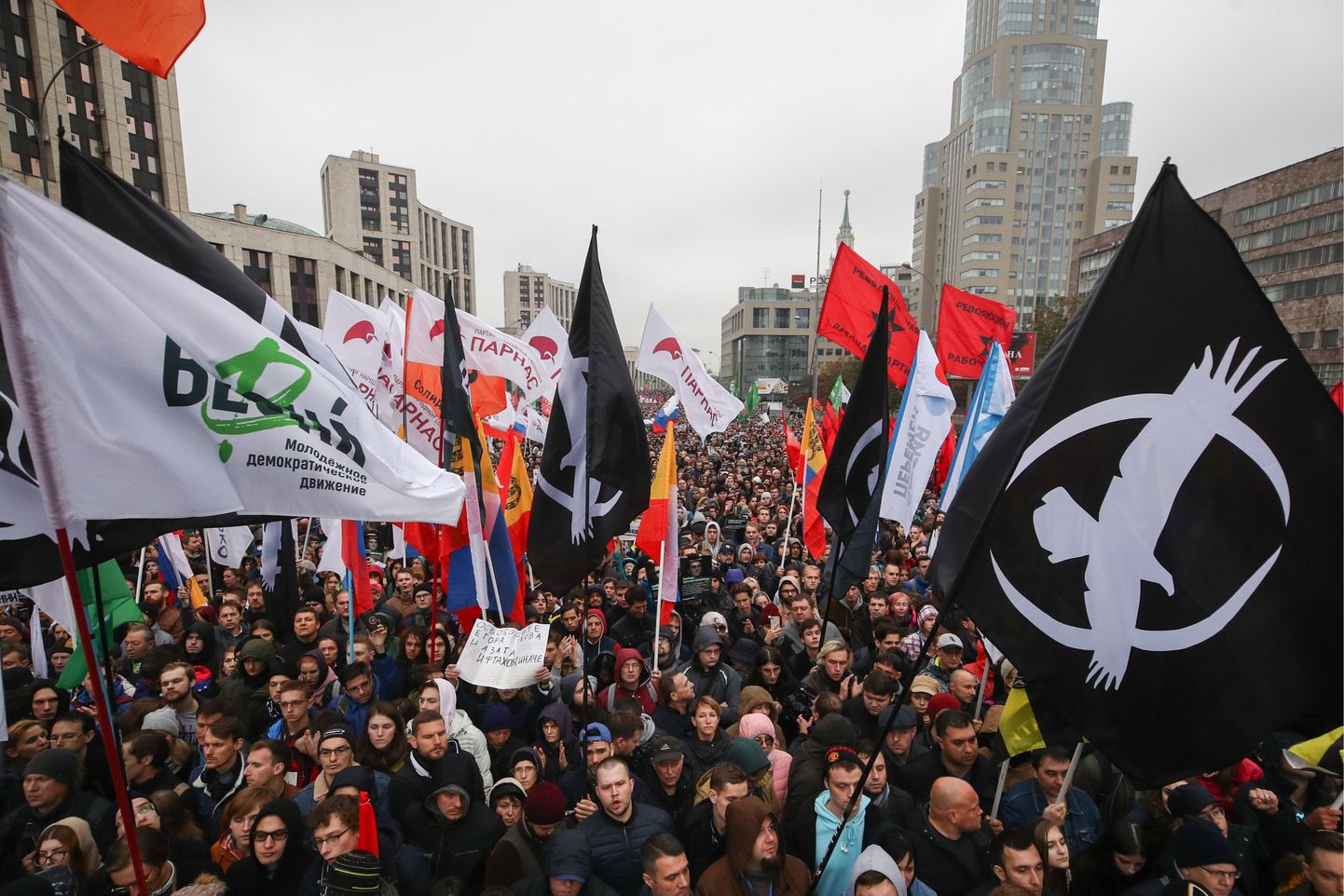 Tuhanded inimesed Moskva kesklinnas 29. septembril meelt avaldamas.