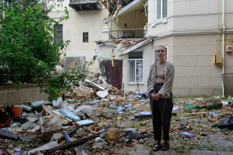 Психолог Анастасия Алексеенко у своего разрушенного кабинета для приема