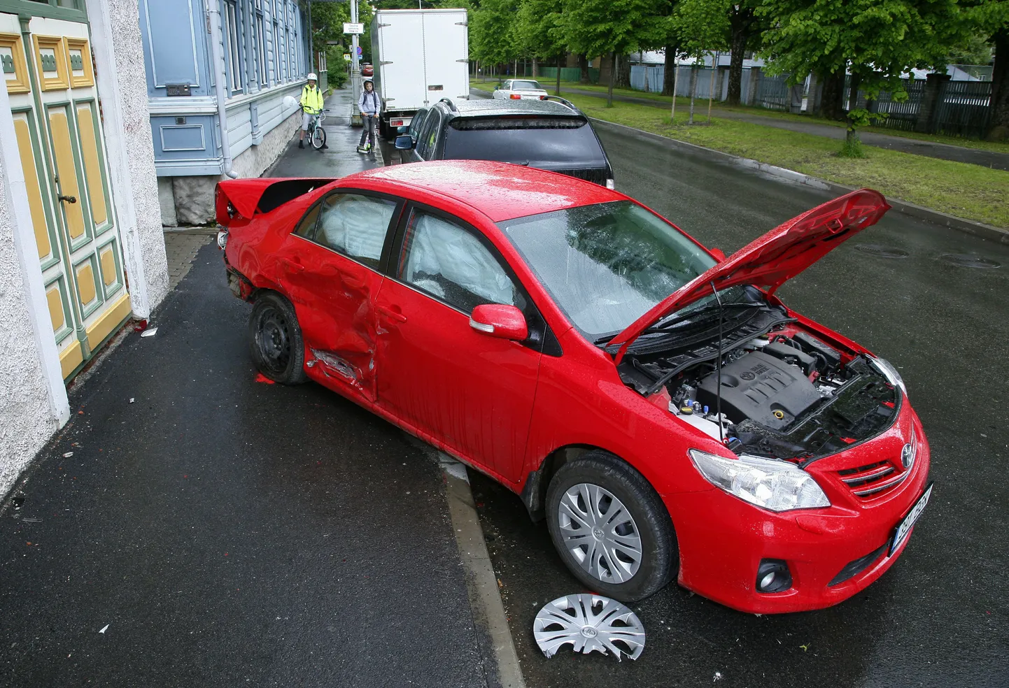 Pärnus Lõuna tänaval põrkas kokku kolm autot.