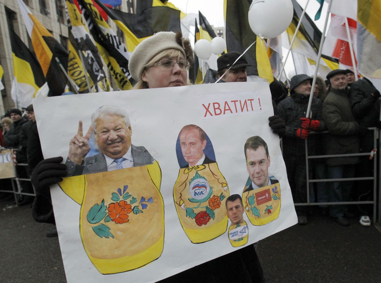 Plakatil «Aitab!» on matrjoškadena kujutatud Boriss Jeltsinit, Vladimir Putinit ja Dmitri Medvedevit. Ees on Mihhail Prohhorov.