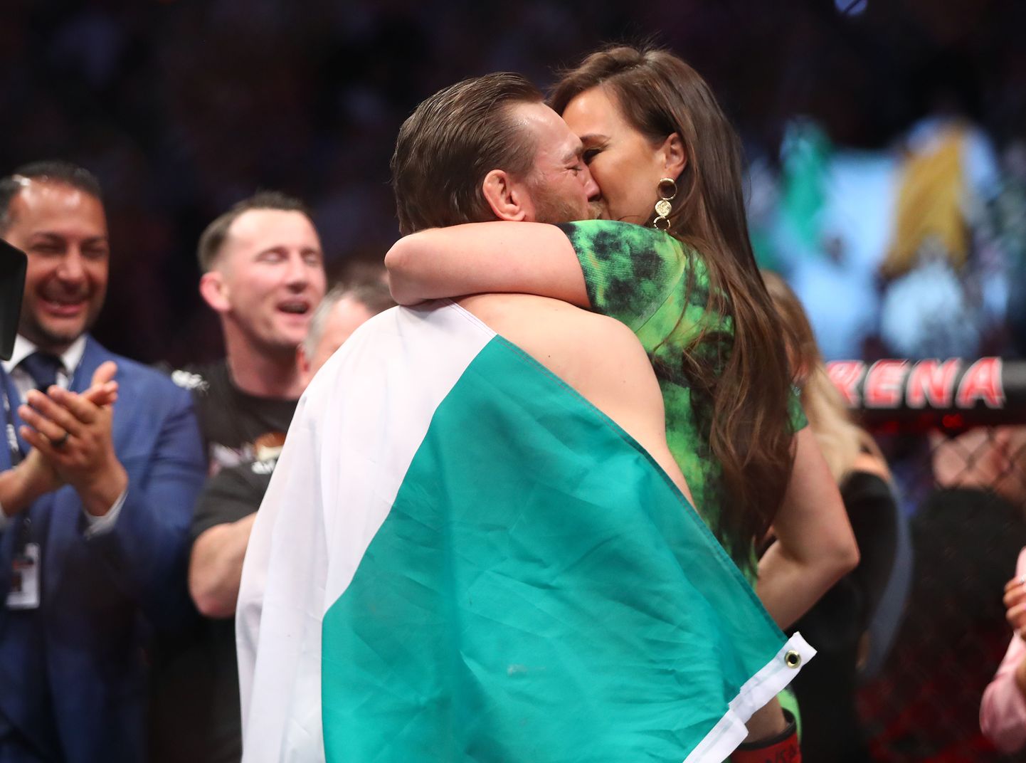 Conor McGregor tähistab 18.jaanuaril Las Vegases saadud hiilgavat võitu oma tüdruksõbra Dee Devliniga.