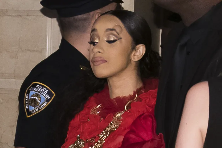 Cardi B eskorditi ürituselt turvameeste abil välja, kulmu peal suur muhk. Kuigi pole päris kindel, kust naine selle muhu sai, arvatakse, et sai selle kogemata kähmluse käigus mõne turvatöötaja küünarnukilt.