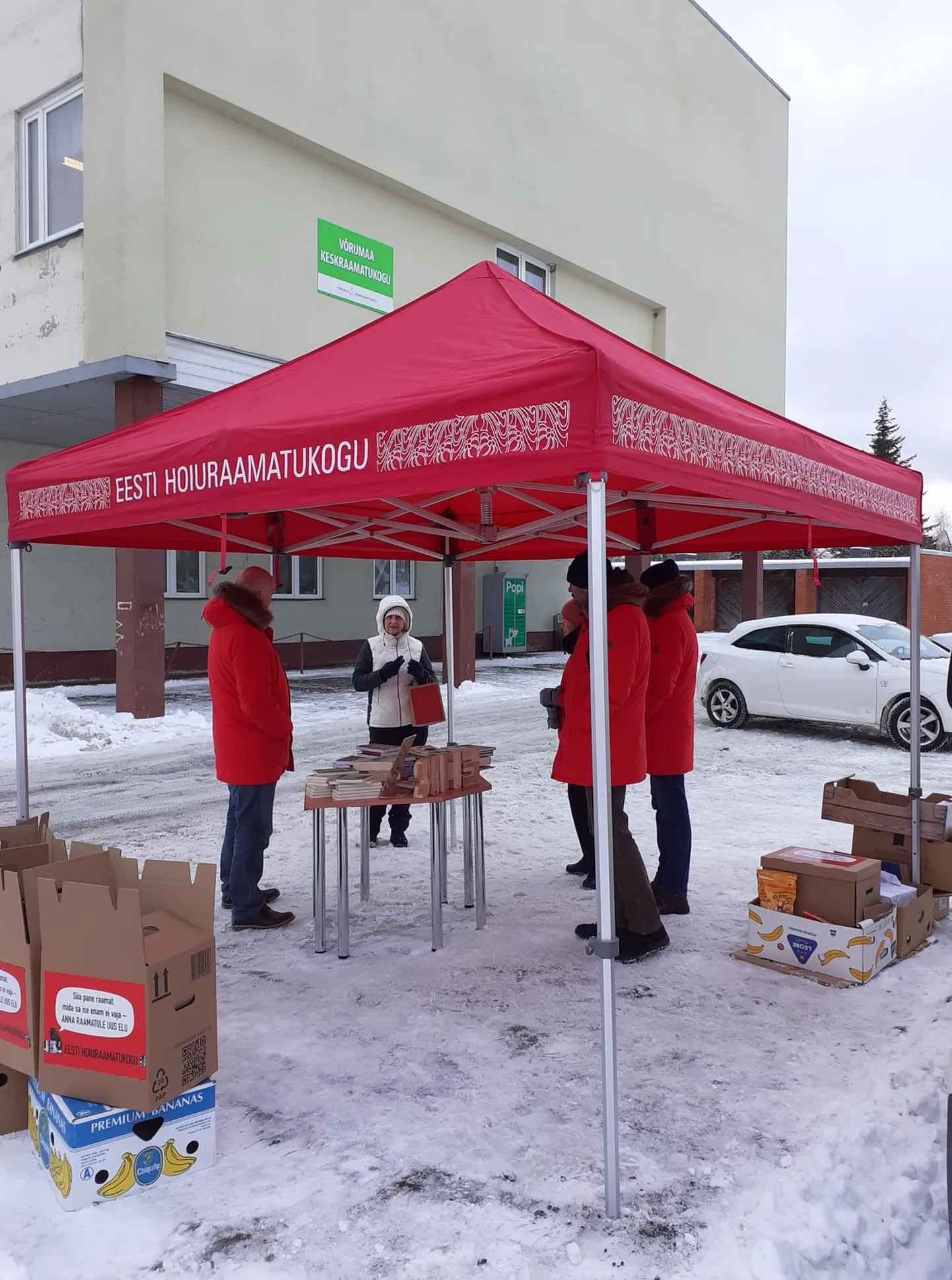 Hoiuraamatukogu kampaaniapäev Võru keskraamatukogu juures.