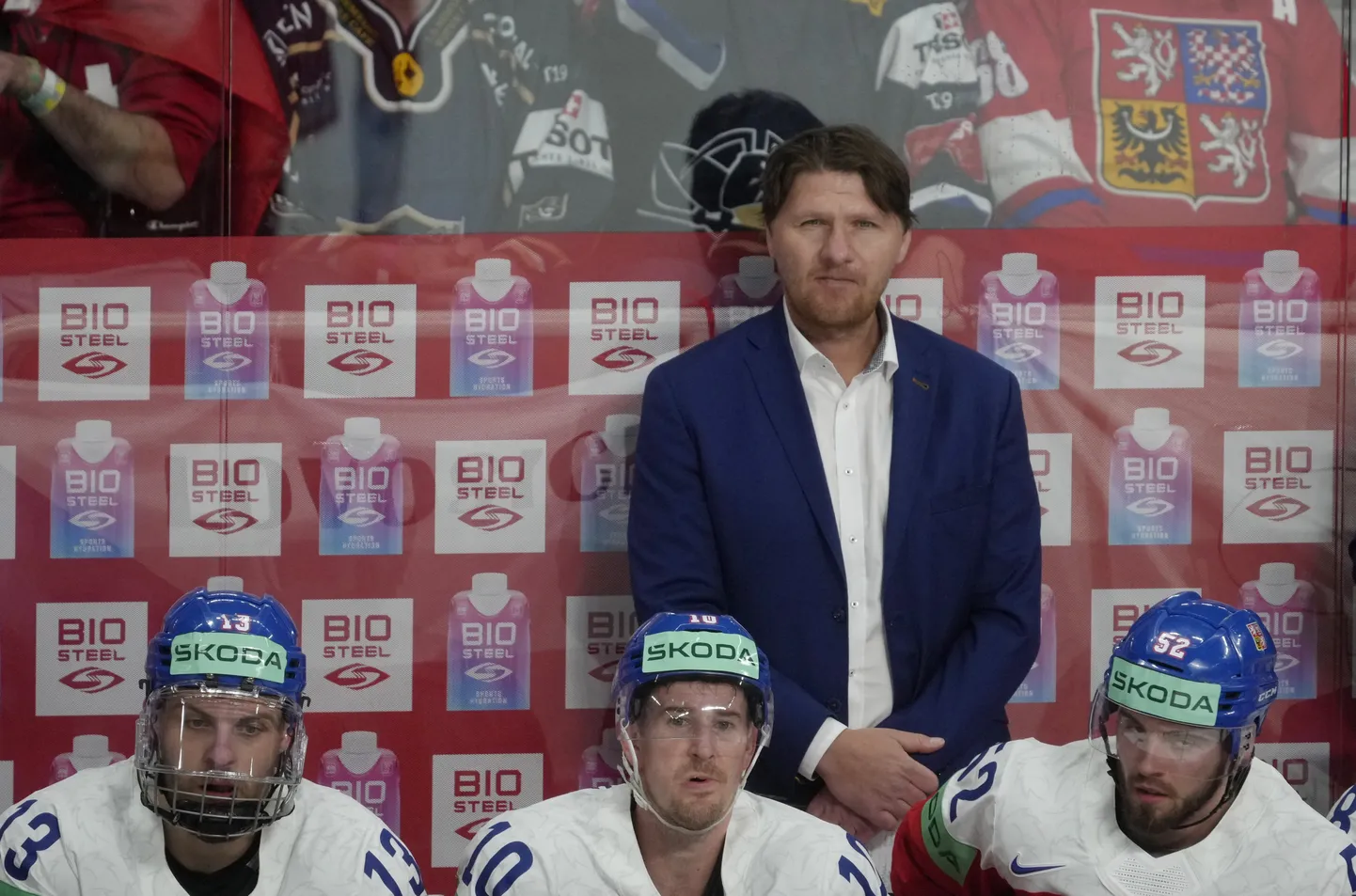 Martin Erat (ülikonnas).