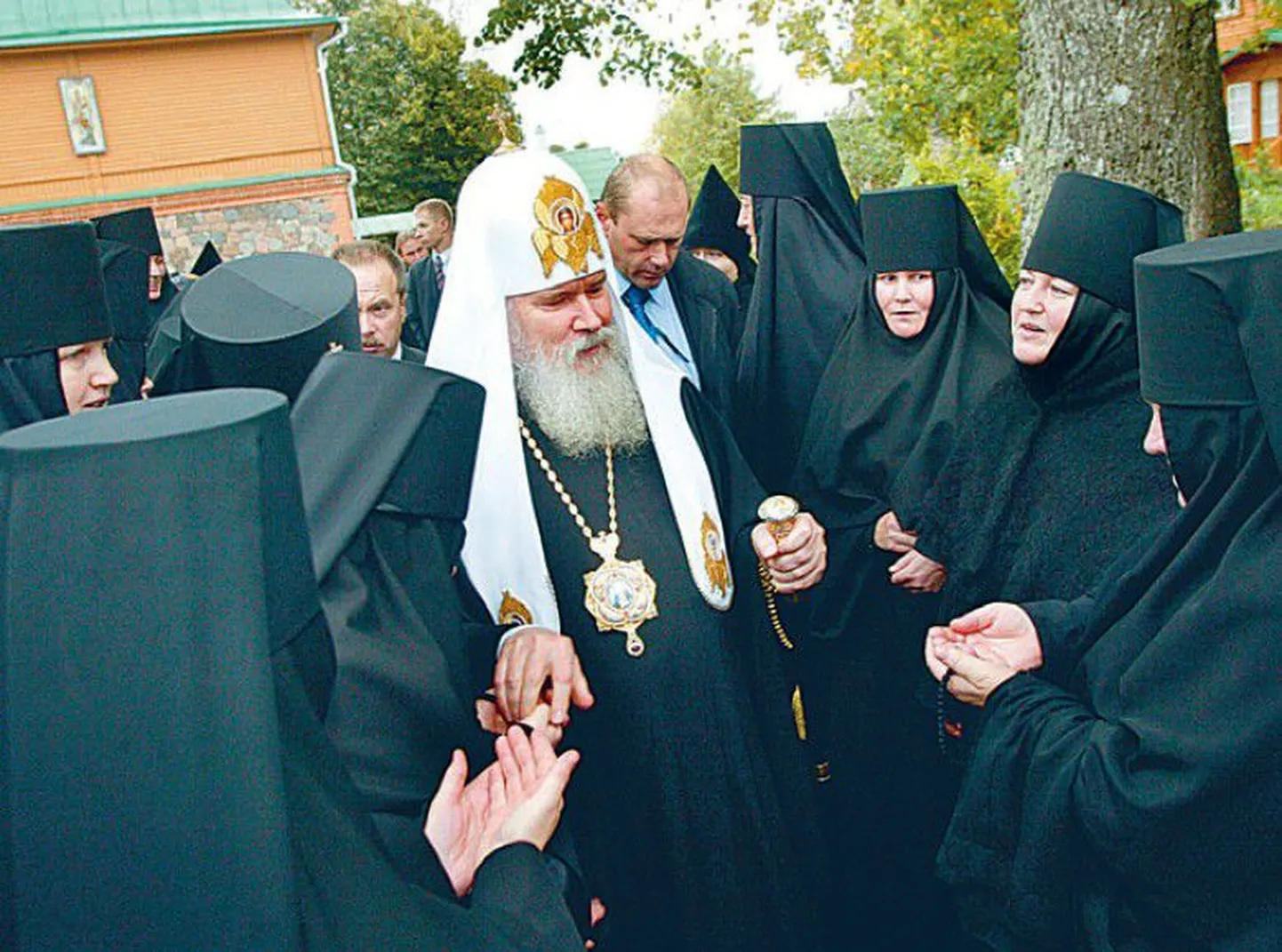 Patriarh Aleksius II vestleb 2003. aasta sügisel Kuremäe kloostri erakluses elavate nunnadega.