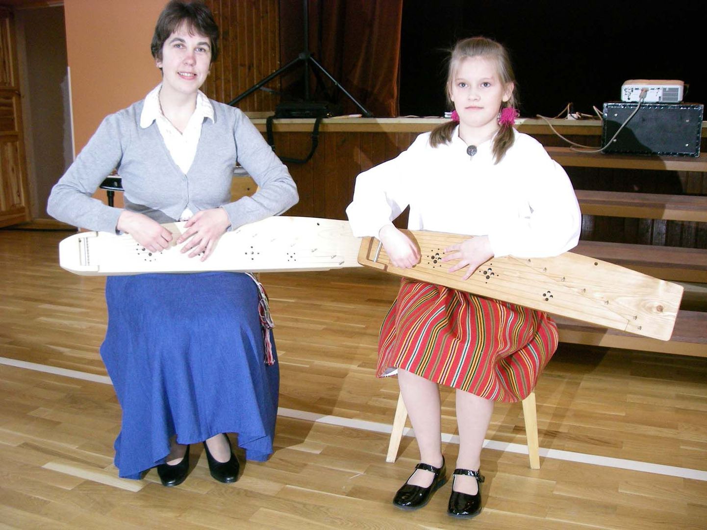 Erni Kasesalu nimelisel Tõrva viiendal kandlepäeval mängisid auhinnalistele kohtadele Valga muusikakooli õpetaja Koidu Ahk (vasakul) ja tema õpilane Elise Roodla.