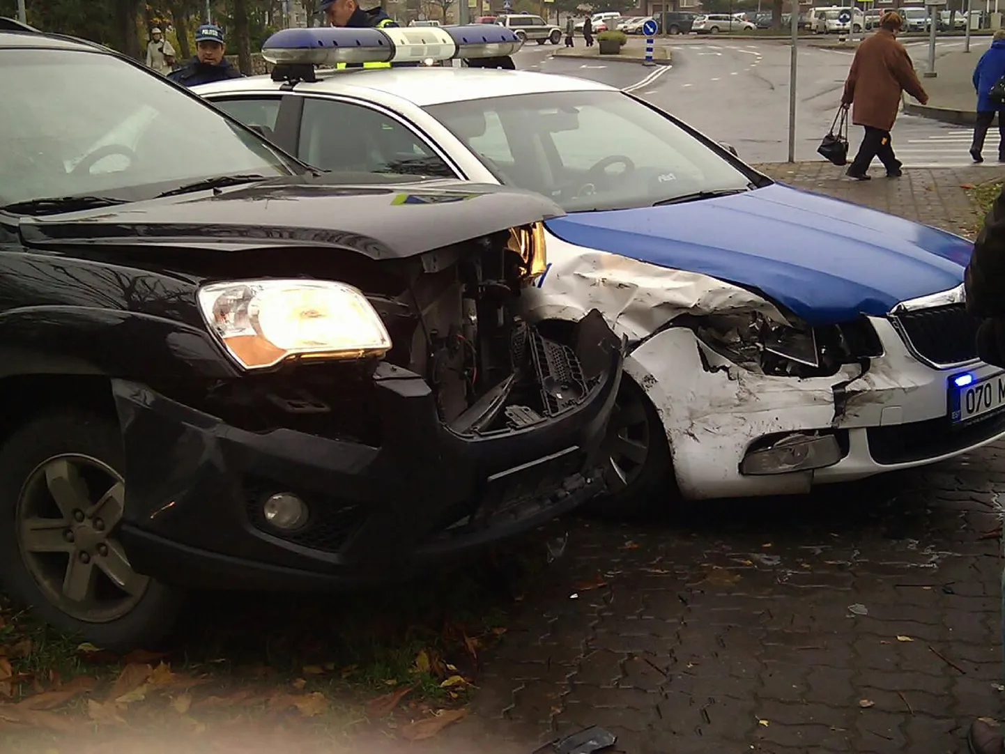 Haapsalus põrkasid kokku politseiauto Škoda Superb ja sõiduauto Kia Sportage.