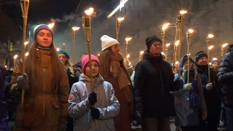 Tradicionalni sprevod z baklami osvetlil ulice Rige ob obletnici razglasitve republike