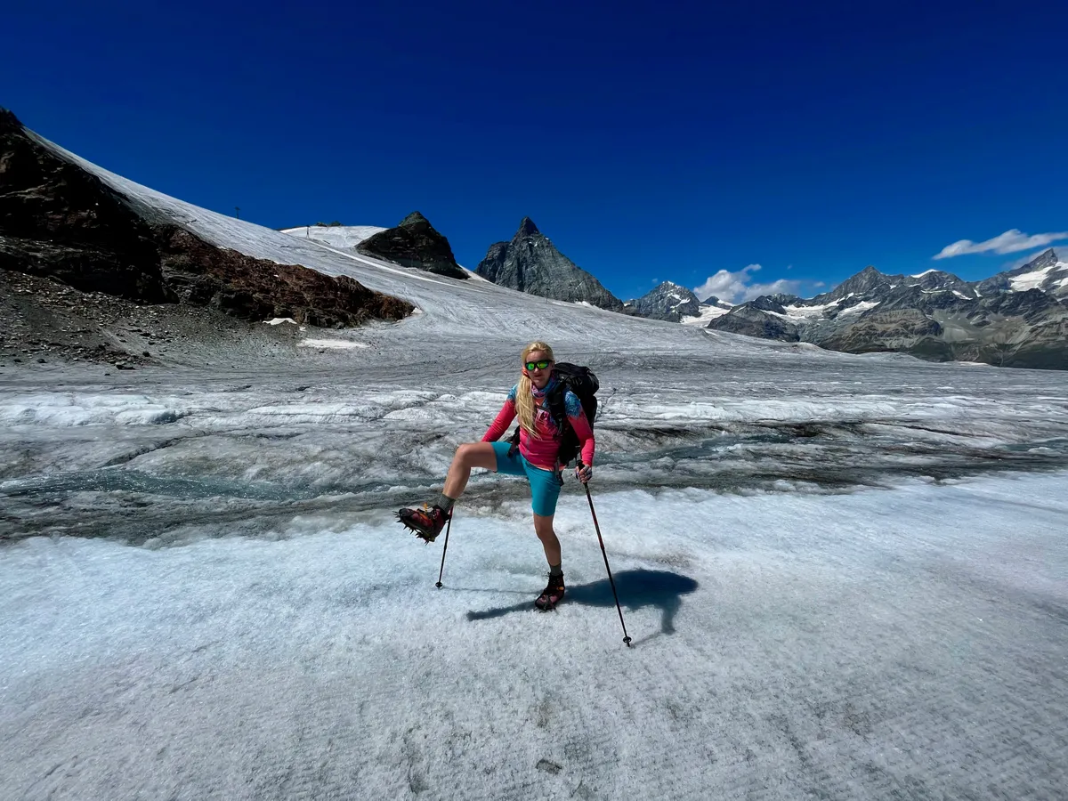Teodulo liustiku keskel, taamal Matterhorn. Ilma kassideta jääl liikuda ei saa.