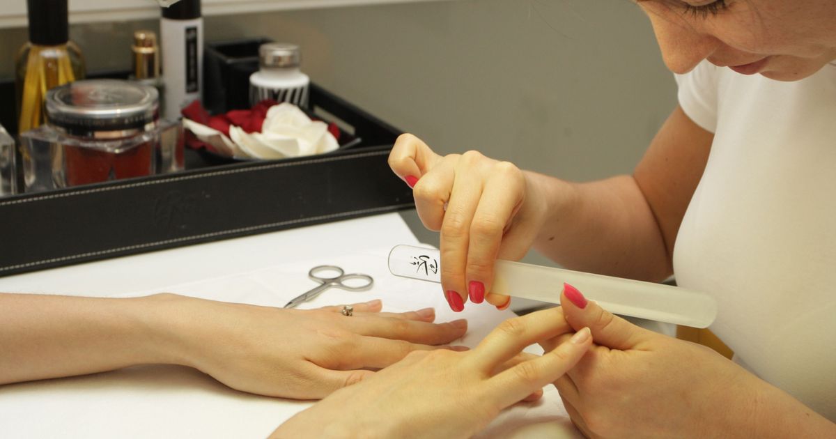 как проходят заболевания у людей со спидом. риск заражения вич. передается ли спид маникюром. маникюр опасности заражения. заразиться вич маникюре.