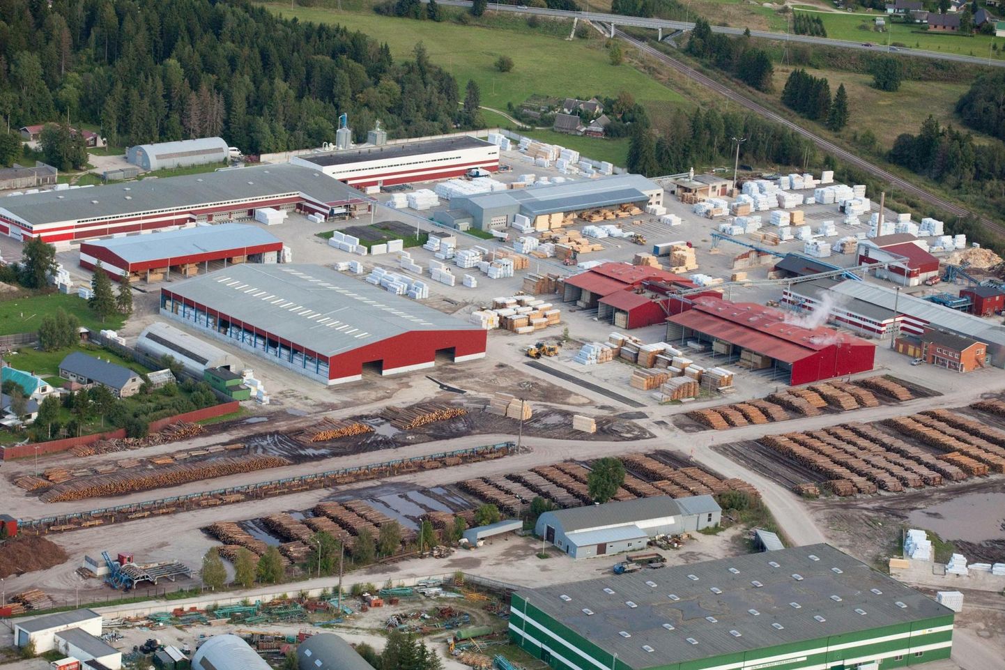 Otsus algatada 97 töötajaga Näpi saeveski sulgemine tehti toormaterjali kättesaadavuse vähenemise, suurenenud tootmiskulude ja madala kasumlikkuse tõttu.