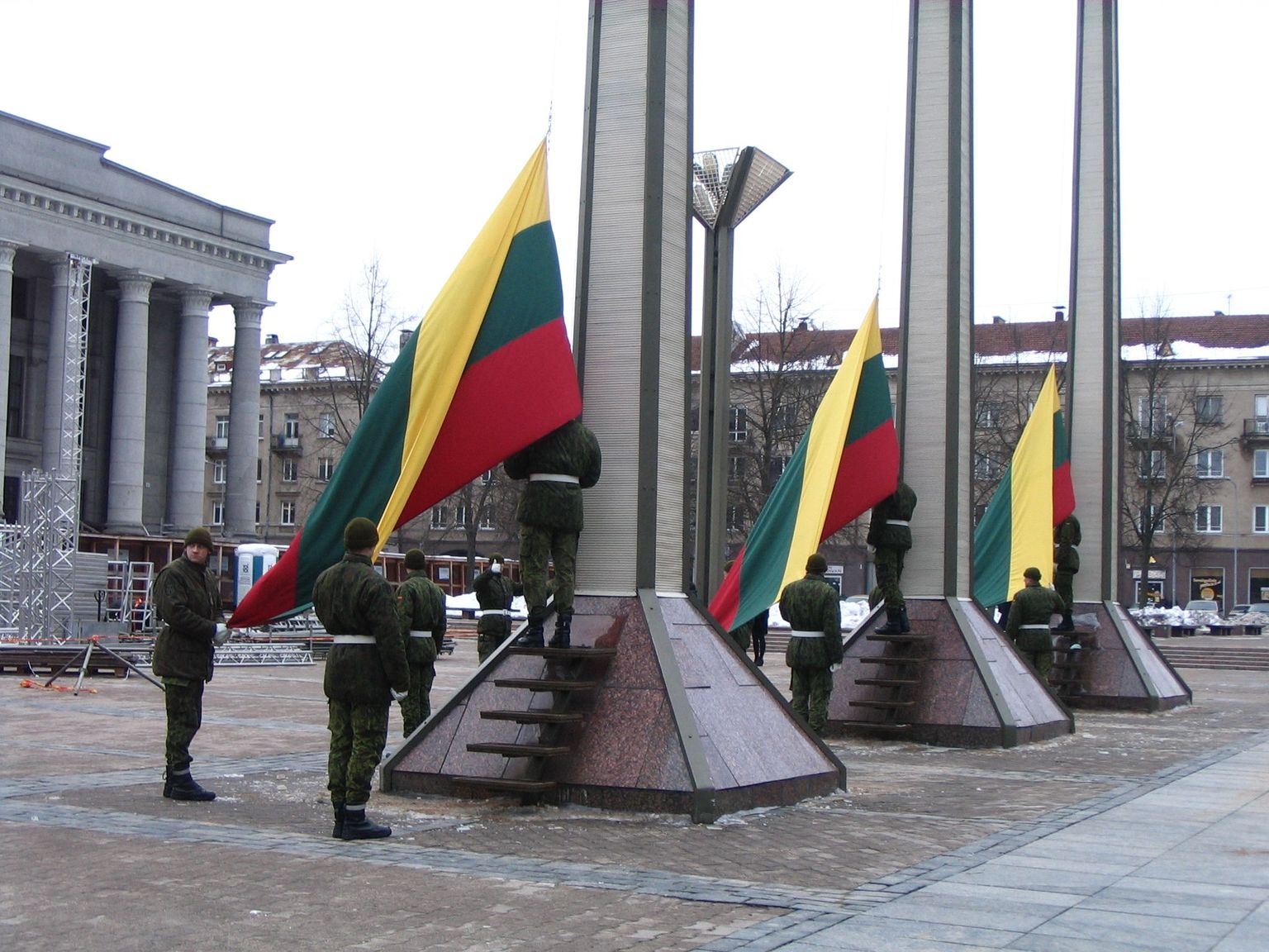 Leedu sõjaväelaste üleeilne proov tänaseks pidulikuks lipuheiskamiseks.