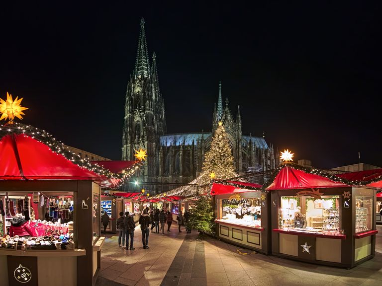 Рождественский рынок около Кельнского собора в 2018 году