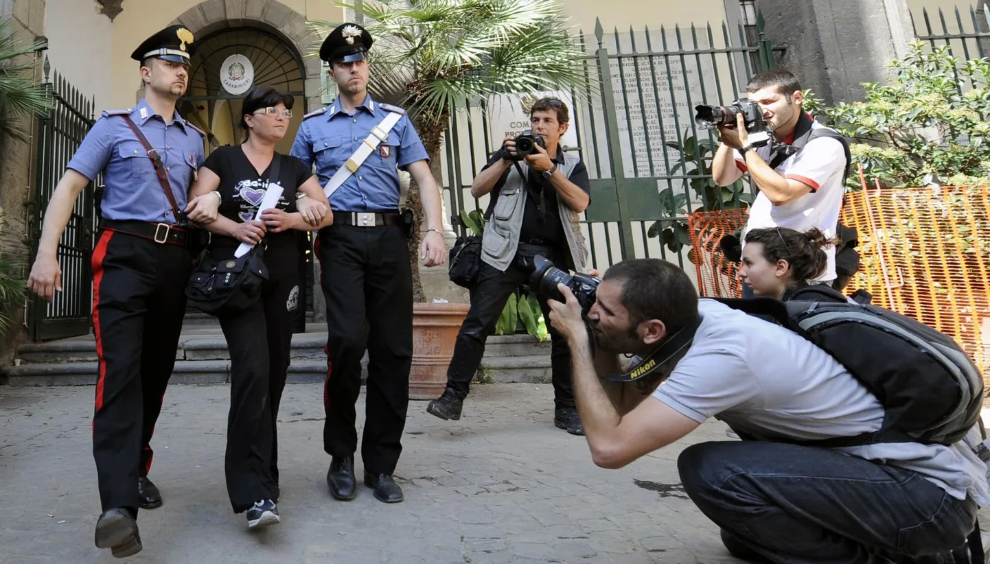 2009. aasta mais korraldati Napolis suur haarang, mille käigus vahistati 64 arvatavat maffia liiget, nende seas ka erakordselt suur hulk naisi, koguni kümme. Pildil politseinike vahel üks kinnipeetutest Anna Giaquinto. FOTO: Mario Laporta/Afp/Scanpix